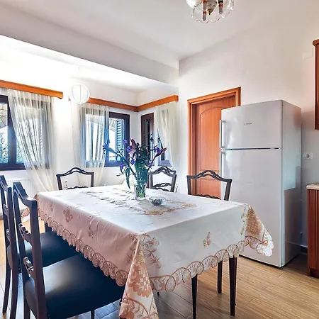 Anna's Hideaway Petalidi