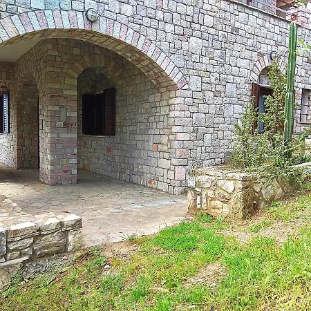 Anna's Hideaway Apartment