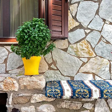 Anna's Hideaway * Petalidi